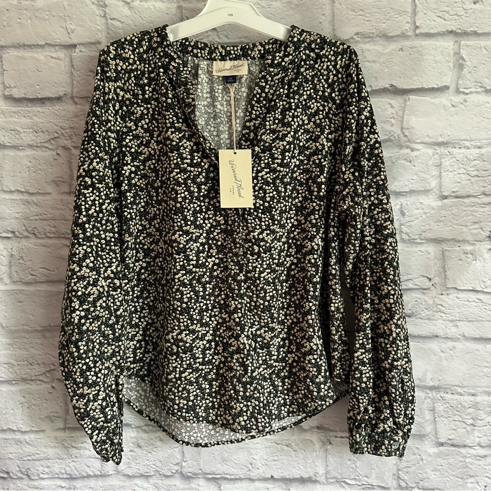 NEW WITH TAGS GREEN FLORAL V NECK BLOUSE WOMENS XS